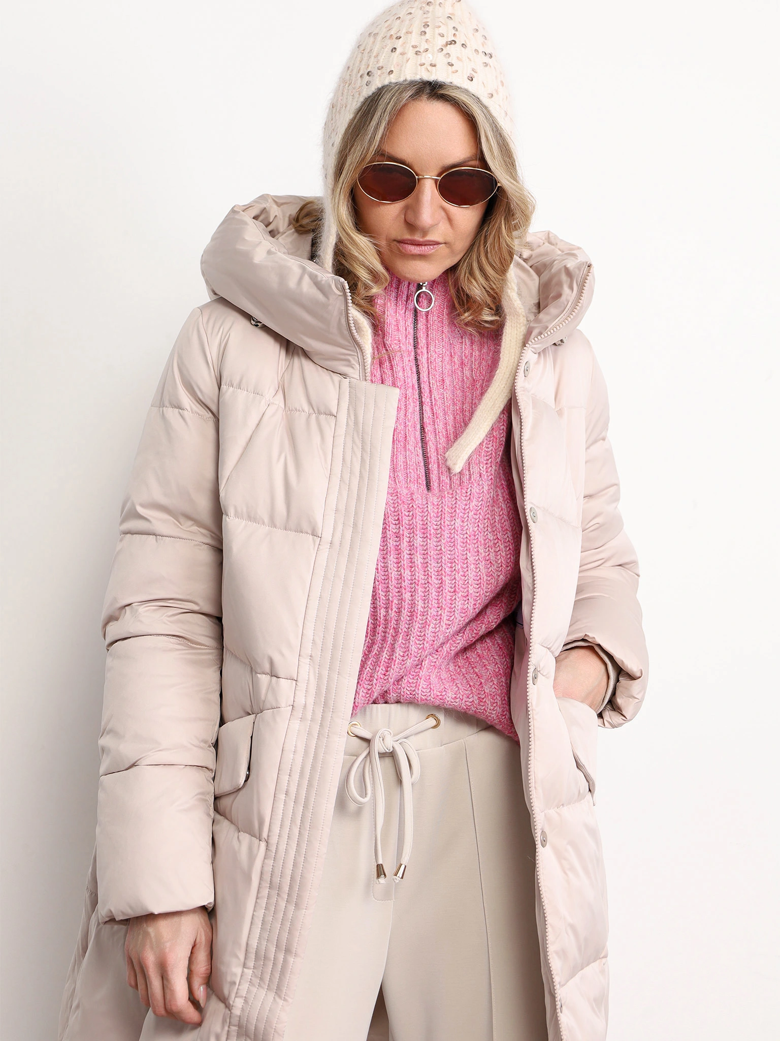 Пуховик светло-бежевого цвета с капюшоном